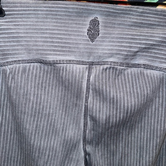 Free People Movement Gray Ribbed Flare Active Leggings Size XS Used - Picture 4 of 5